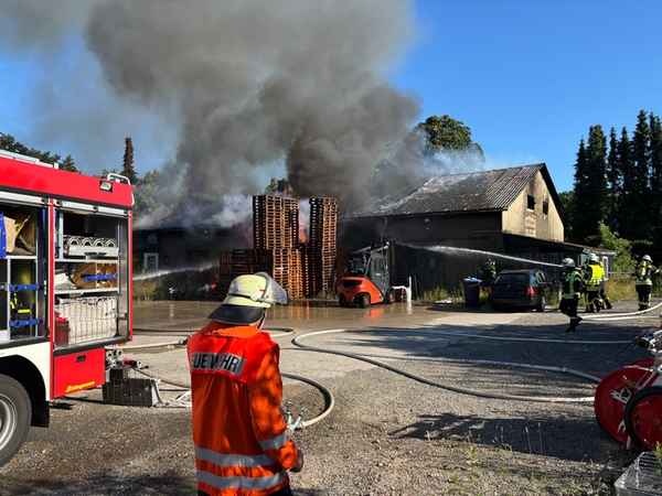 FW-ROW: Großfeuer in Sittensen: Lagerhalle brennt vollständig nieder