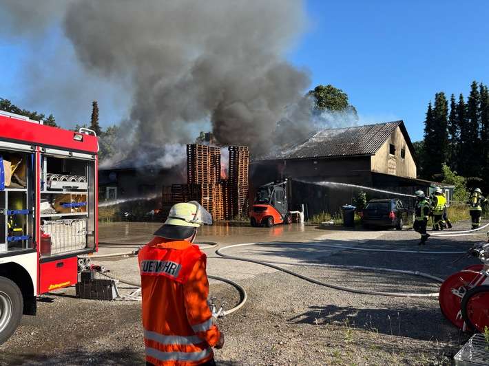 FW-ROW: Großfeuer in Sittensen: Lagerhalle brennt vollständig nieder