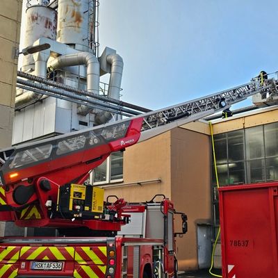FW-AR: Brand in Gewerbebetrieb / Feuerwehr verhindert größere Schäden