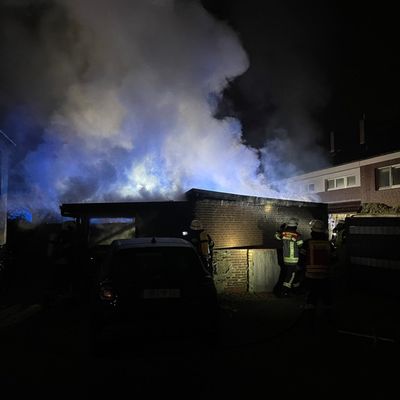 FW-AUR: Hinterhof-Garage brennt in der Nacht
