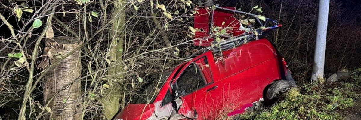 FW-EN: Kleintransporter rutscht Böschung hinab