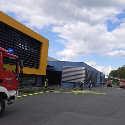 FW-AR: Brand in Gewerbebetrieb in Arnsberg-Herdringen - Feuerwehr verhindert Ausbreitung