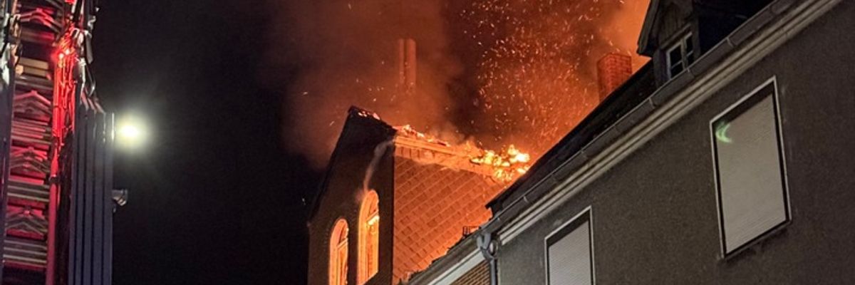 FW-RE: Vollbrand eines Dachstuhls in Recklinghausen-Röllinghausen - keine Verletzten