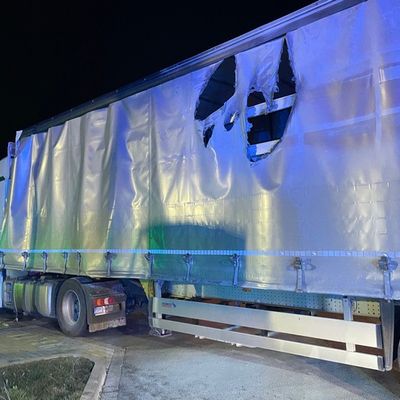 FW Lehrte: LKW-Anhänger brennt auf dem Autohof Lehrte an der Westtangente