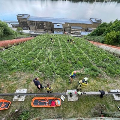 FW-EN: Realistische Einsatzübung der Feuerwehr Herdecke im Weinberg von Project Vino am Hengsteysee - Feuerwehr rettet zwei Personen aus steilem Weinberg