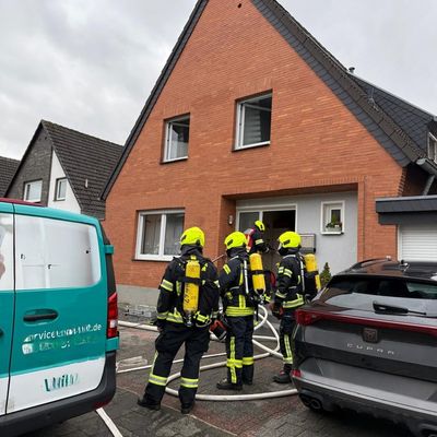 FW Bergheim: Feuerwehr rettet Mann bei Küchenbrand Über Leiter aus erstem Obergeschoss gerettet - Brand schnell gelöscht.