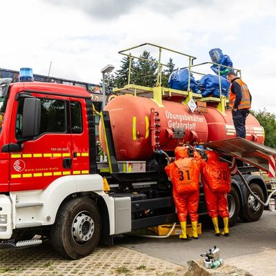 Feuerwehr MTK: "Red Tanker '25": 120 Einsatzkräfte proben Gefahrstofflage an der Heinrich-von-Kleist-Schule Eschborn