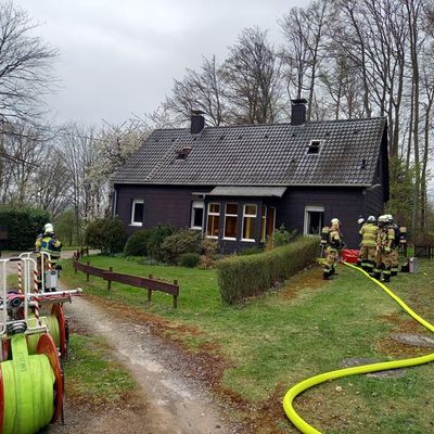 FW-EN: Feuerwehr Herdecke bei Wohnungsbrand im Einsatz - Rauchmelder zeigen Wirkung - Enorme Rußausbreitung im Gebäude durch Schwelbrand