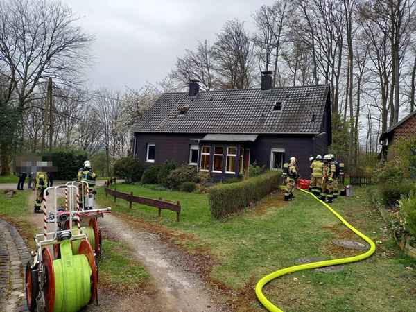 FW-EN: Feuerwehr Herdecke bei Wohnungsbrand im Einsatz - Rauchmelder zeigen Wirkung - Enorme Rußausbreitung im Gebäude durch Schwelbrand