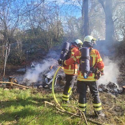 Feuerwehr Weil: Wohnwagen-Brand am Rheinufer
