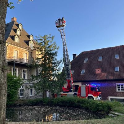 FW Ense: Zugübung des 1. und 3. Zuges - Einheiten üben die Zusammenarbeit auf "Haus Füchten" in Hünningen