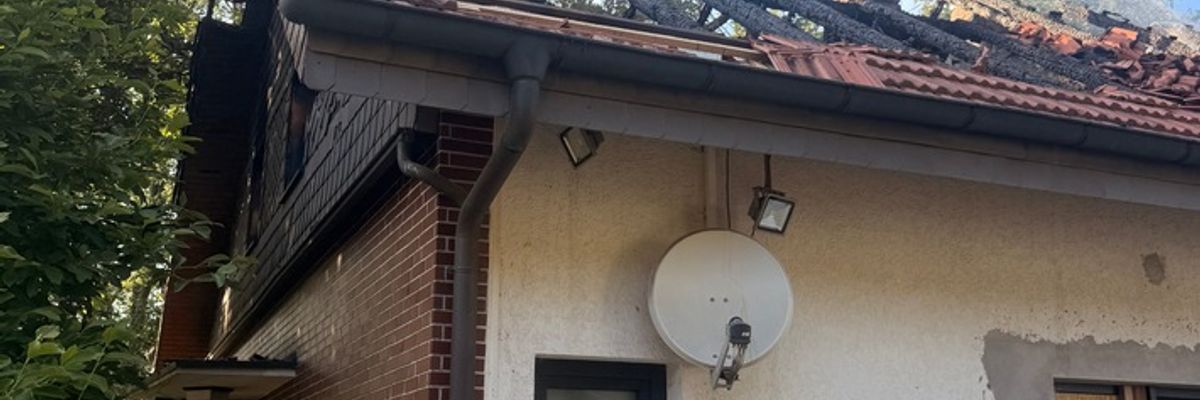 FW Bad Oeynhausen: Nach Dachstuhlbrand am 24.06.2026 - erneutes Feuer in Brandruine