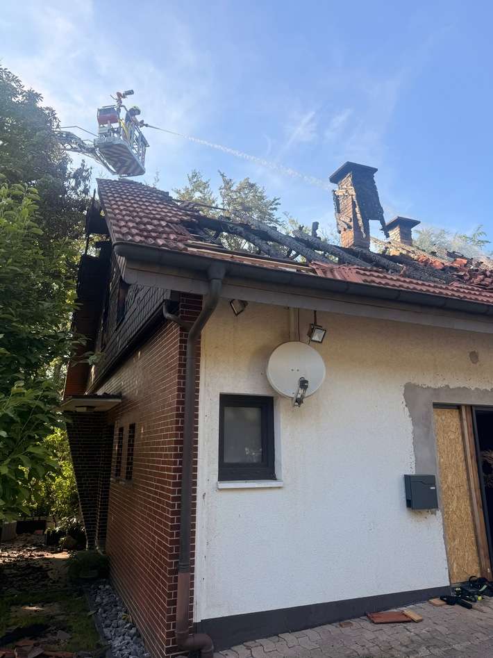 FW Bad Oeynhausen: Nach Dachstuhlbrand am 24.06.2026 - erneutes Feuer in Brandruine