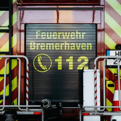 FW Bremerhaven: Person in Hafenbecken - beherztes Eingreifen rettet Urlauber
