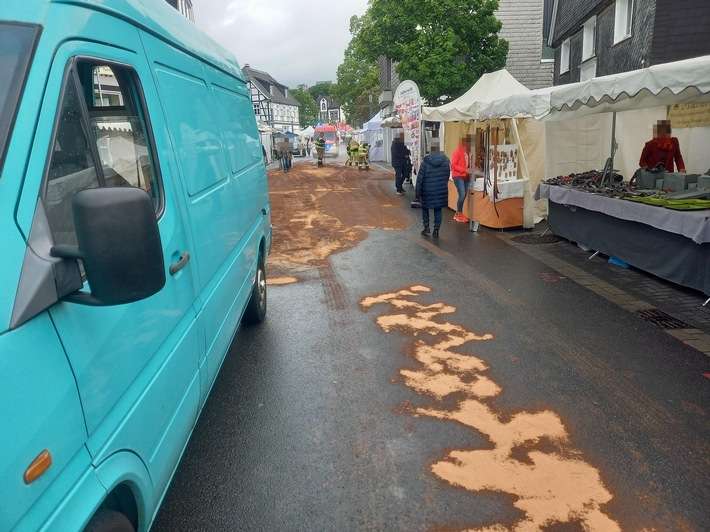 FW-EN: Ölspur während des Kunst- und Designmarktes in der Herdecker Innenstadt sorgt für Feuerwehreinsatz