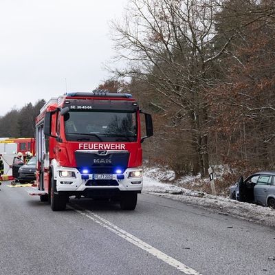FW-SE: Drei Verletzte durch Verkehrsunfall auf der Bundesstraße 206