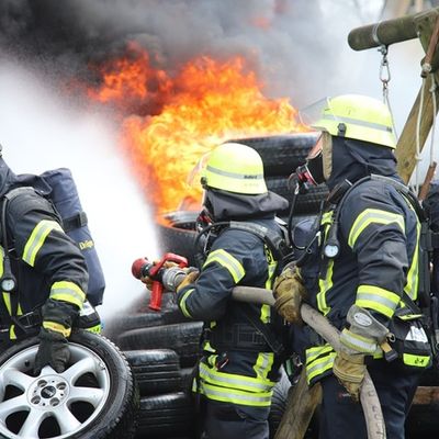 FW-SE: Feuer in Werkstatt greift auf Reifenlager über