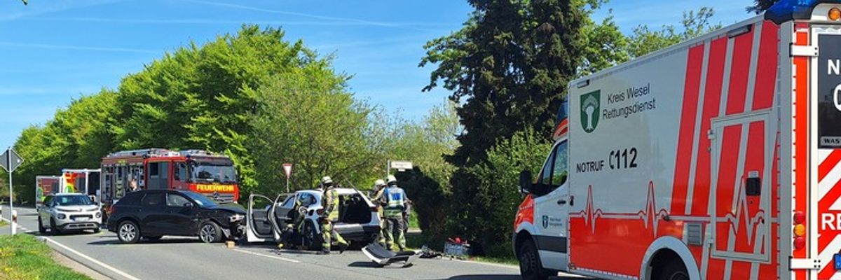 FW Bocholt: Verkehrsunfall mit drei PKW und eingeklemmter Person