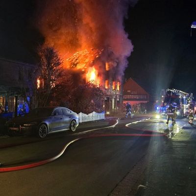 FW Dörentrup: Explosion mit anschließendem Großbrand in Wohnhaus - eine Person tot aufgefunden