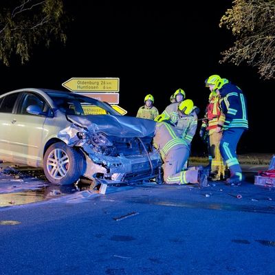 FW-OLL: Mobiltelefon alarmiert Rettungskräfte zu Verkehrsunfall mit drei verletzten Personen