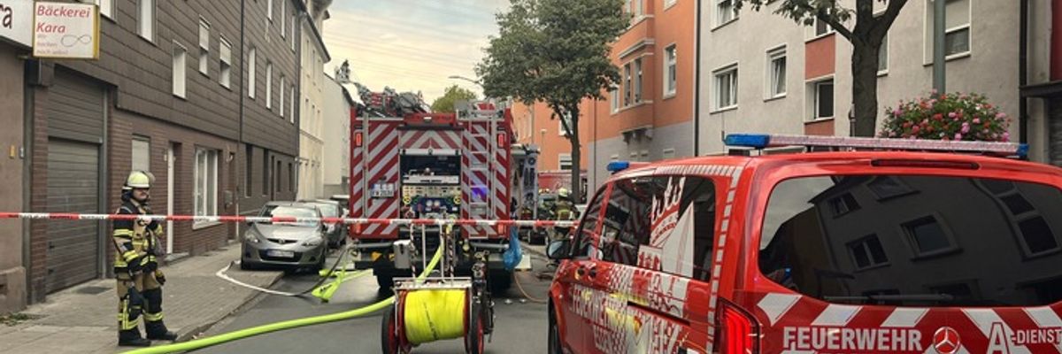 FW-E: Massiver Kellerbrand in Essen-Altendorf - Menschenrettung über Drehleitern