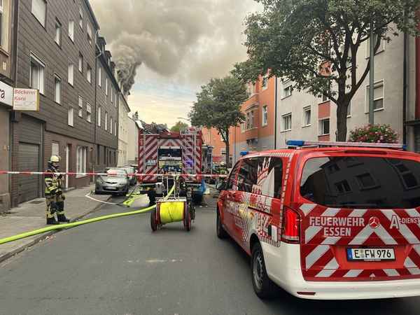 FW-E: Massiver Kellerbrand in Essen-Altendorf - Menschenrettung über Drehleitern