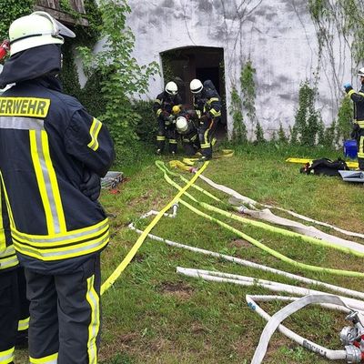 FW-AR: Feuerwehren aus Wennigloh, Stemel und Hachen trainieren den Ernstfall auf Wagyu-Hof