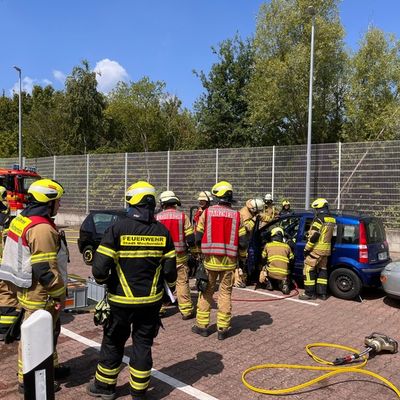 FW Mechernich: Löschzug 4 trainiert auf dem Übungsgelände in Düren-Stockheim