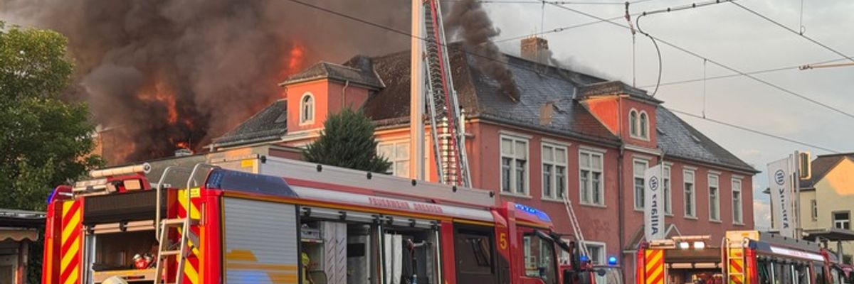 FW Dresden: Großbrand - ehemalige Staatsoperette steht in Flammen