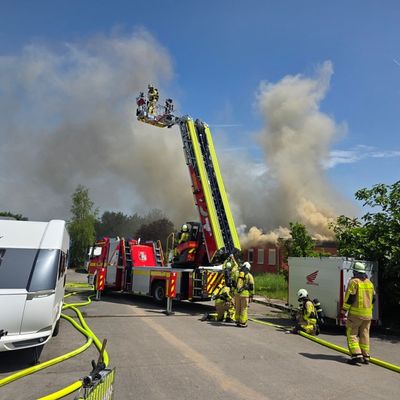 FW Grevenbroich: Feuerwehr Grevenbroich löscht Dachstuhlbrand in Kapellen