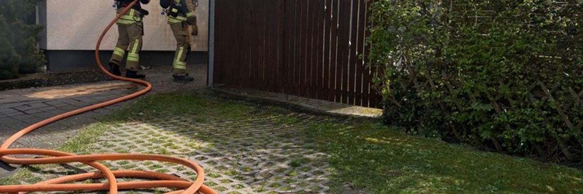 FW Paderborn: Garagenbrand greift auf Carport über - Feuerwehr verhindert Übergreifen auf Wohnhaus