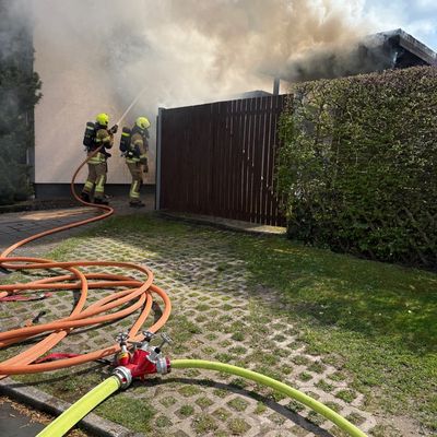FW Paderborn: Garagenbrand greift auf Carport über - Feuerwehr verhindert Übergreifen auf Wohnhaus