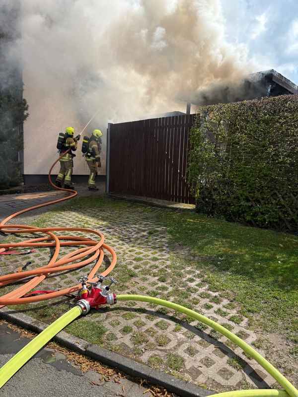 FW Paderborn: Garagenbrand greift auf Carport über - Feuerwehr verhindert Übergreifen auf Wohnhaus