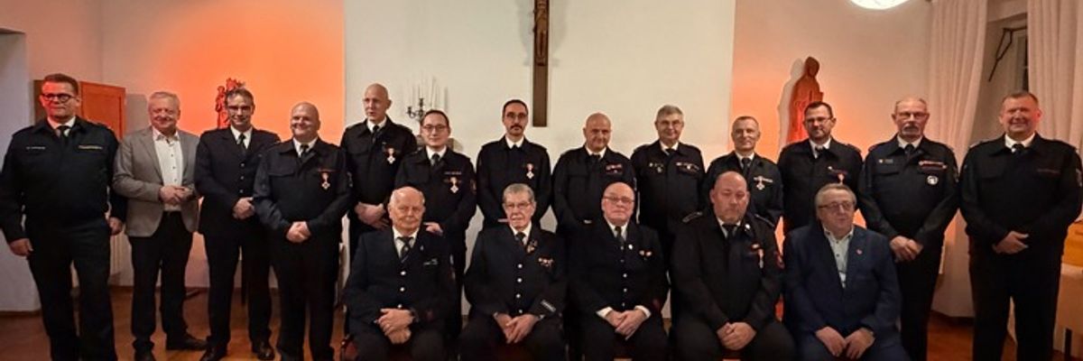 FW Grevenbroich: Feuerwehr Grevenbroich ehrt zahlreiche Jubilare
