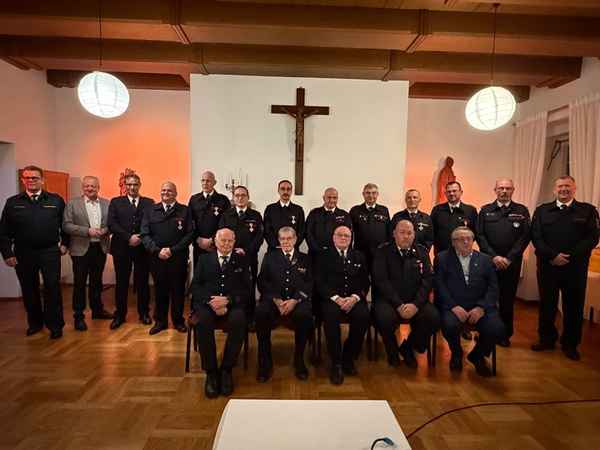 FW Grevenbroich: Feuerwehr Grevenbroich ehrt zahlreiche Jubilare