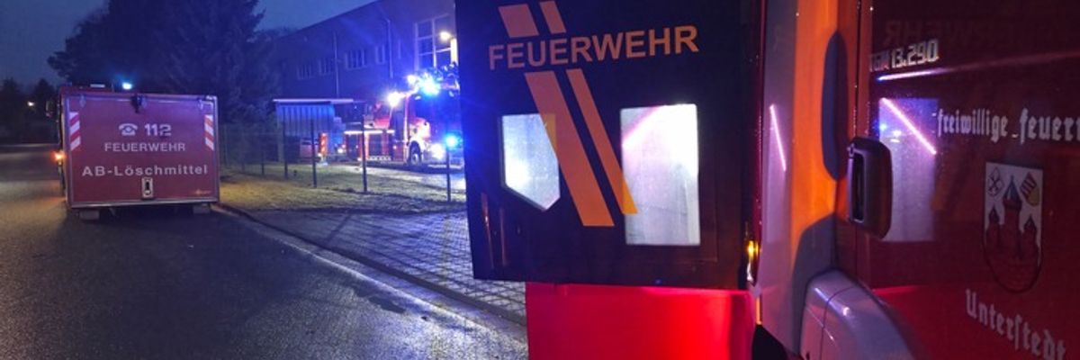 FW-ROW: Brand in Industriebetrieb - Lagerraum in Vollbrand