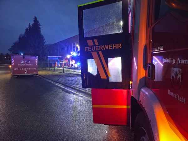FW-ROW: Brand in Industriebetrieb - Lagerraum in Vollbrand