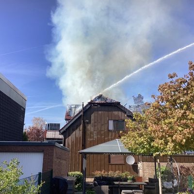 FW-OB: Dachstuhlbrand in voller Ausdehnung - Einsatzkräfte weiterhin mit Nachlöscharbeiten beschäftigt