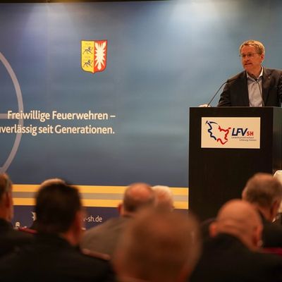 FW-LFVSH: Landesfeuerwehrversammlung 2026: Gemeinsam klarkommen - Ministerpräsident und Innenministerin würdigen Engagement der Feuerwehren und übergeben Förderbescheid zur Stärkung der Resilienz