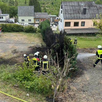 FW VG Westerburg: Tujahecke steht in Flammen - Rauchsäule von weitem sichtbar