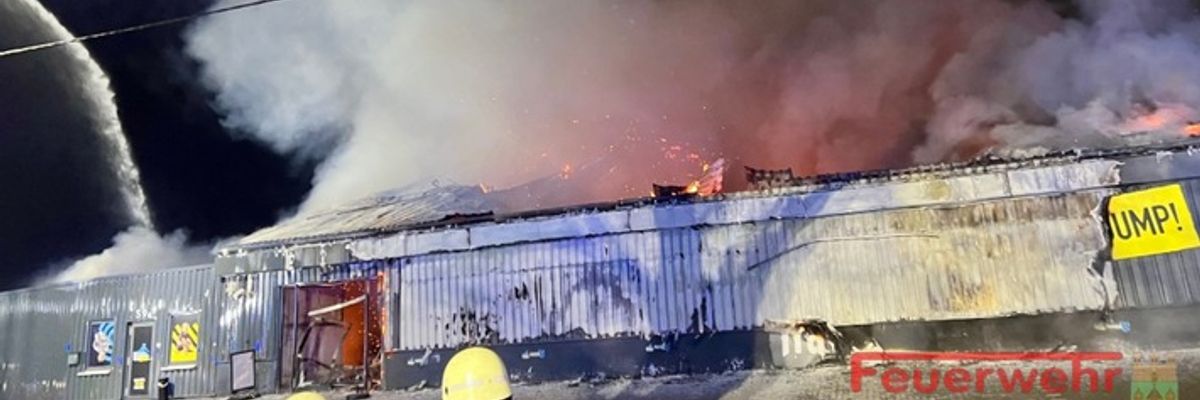 FW-RE: Vollbrand einer Trampolinhalle in der Nacht - Halle niedergerissen