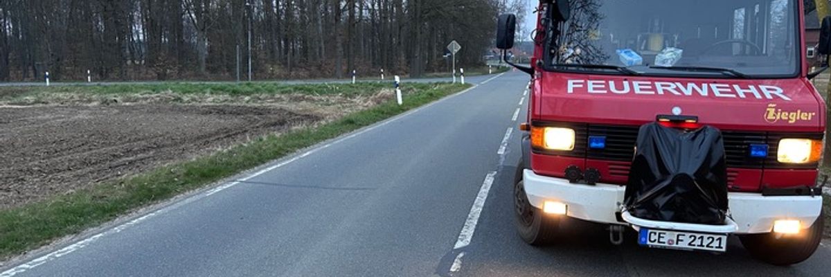 FW Flotwedel: Feuerwehr sichert Kreuzungsbereich wegen Ölspur