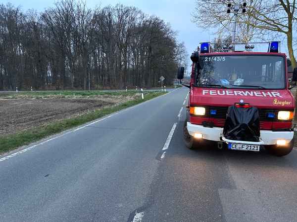 FW Flotwedel: Feuerwehr sichert Kreuzungsbereich wegen Ölspur