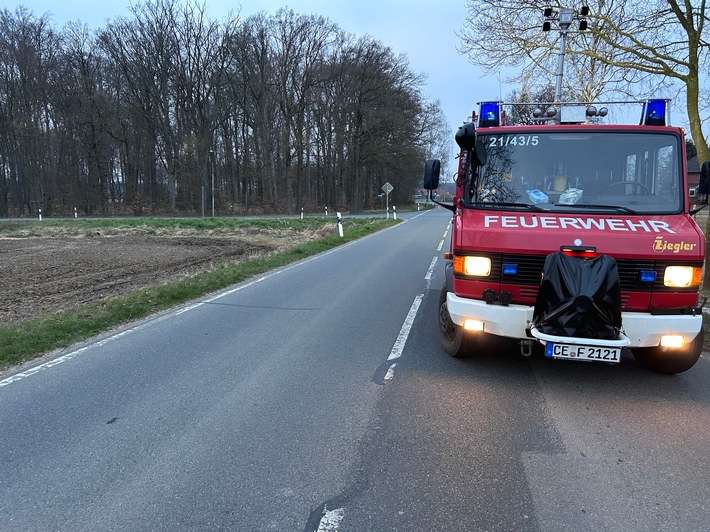 FW Flotwedel: Feuerwehr sichert Kreuzungsbereich wegen Ölspur