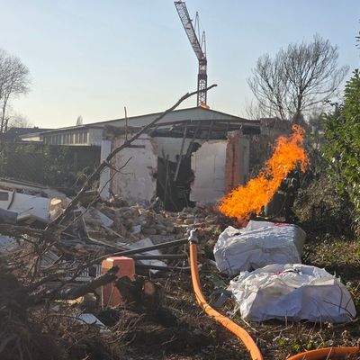 FW Bad Segeberg: Gasaustritt nach Beschädigung einer Gasleitung - Flammenbild sichbar