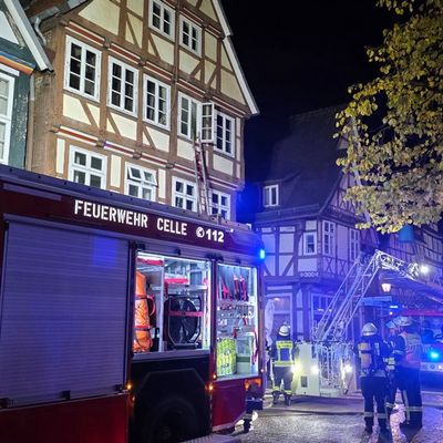 FW Celle: Gastronomieküche in historischen Altstadt in Vollbrand - mehrere Personen in Fachwerkhaus eingeschlossen!