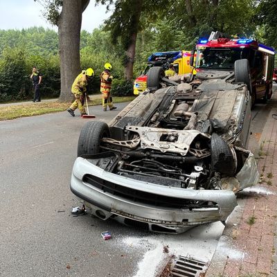 FW-OLL: PKW prallt gegen Baum und überschlägt sich