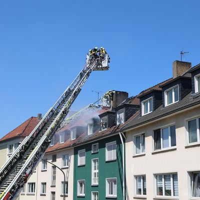 FW-E: Dachstuhlbrand im Essener Südviertel - Feuerwehr bringt Brand schnell unter Kontrolle