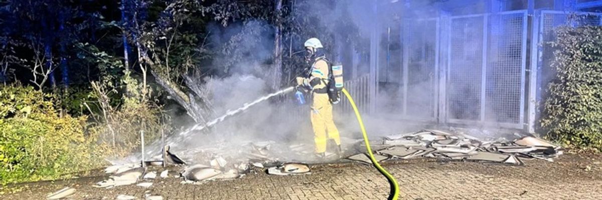 FW-GL: Zwei nächtliche Einsätze für die Feuerwehr Bergisch Gladbach - Mülltonnenbrand und Kabelbrand in Bürogebäude