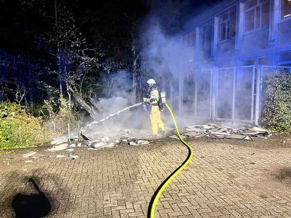 FW-GL: Zwei nächtliche Einsätze für die Feuerwehr Bergisch Gladbach - Mülltonnenbrand und Kabelbrand in Bürogebäude